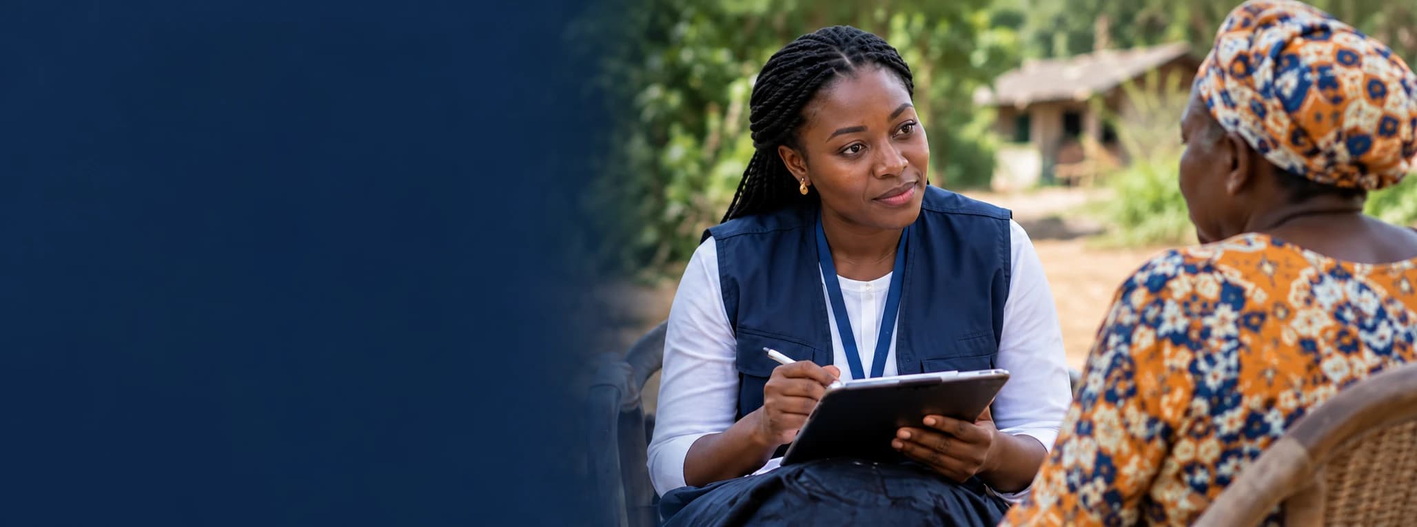 Enquêtrice utilisant une tablette lors d’un entretien de terrain.